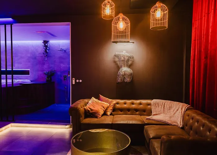 Love Room Les Private Places - Lit King Size Et Jacuzzi Prive